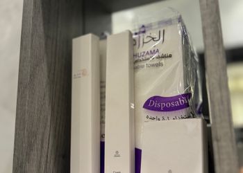 شاليه بجلسة خارجية ومسطح اخضر