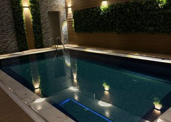 شاليه بجلسة خارجية ومسطح اخضر