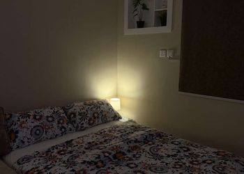 استديو بأثاث مريح وبسيط 