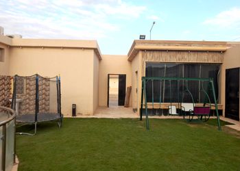 شاليه بمسطح اخضر وجلسة خارجية 