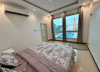 شاليه بمسطح اخضر وجلسة خارجية 