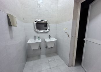 شاليه بمسطح اخضر وجلسة 