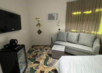 غرفة بسرير ماستر