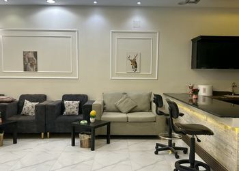 شاليه بجلسة خارجية على مسطح اخضر