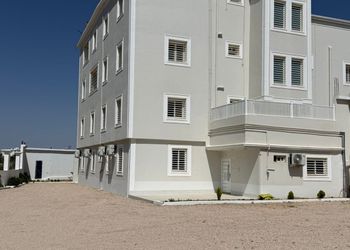 شقة بغرفتين نوم وصالة 