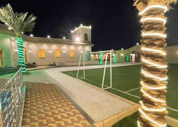 استراحة بملعب كره قدم وسله 