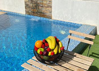 كوخ انيق بإطلاله على مسبح وحديقة