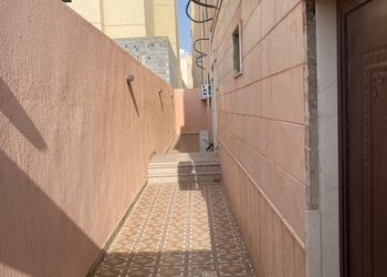 شقة بصالة وغرف نوم