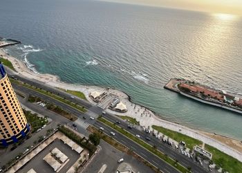 شقة بصالة مريحة وإطلالة مميزة 