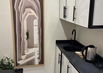 استديو بأثاث مريح وبسيط 