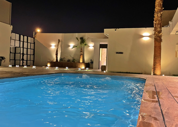 شاليه بمسطح اخضر و مسبح خارجي
