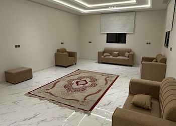 شقة بصالة مريحة وغرفتين نوم 