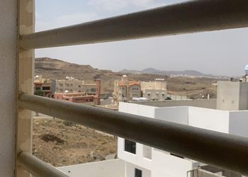 شقة بغرفة معيشة وغرفتين نوم 