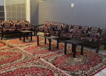 شاليه بجلسة تطل على مسبح خارجي 