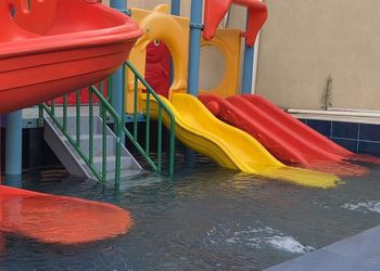 شاليه بألعاب مائية وجلسة خارجية