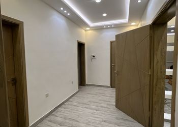 استراحة بصالة جلوس وفناء خارجي