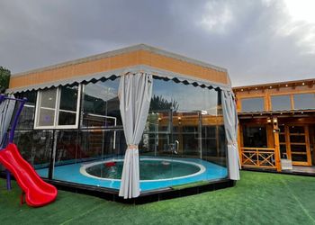 كوخ بمسبح خارجي وأجواء ممتعة 