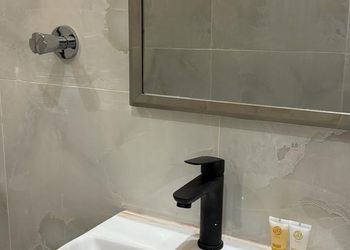 غرفة بسرير ماستر وجلسة جانبية
