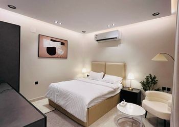 استديو بأثاث مريح وبسيط 