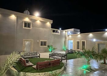 استراحة بمسطح اخضر وجلسه خارجيه