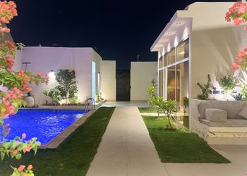 شاليه بجلسة خارجية ومسطح اخضر