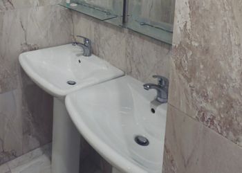 شقة بغرفة معيشة وغرفة نوم 