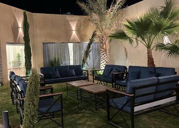 شاليه بمسطح اخضر وجلسة خارجية 