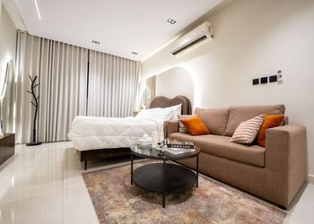 استديو بأثاث مريح وبسيط 