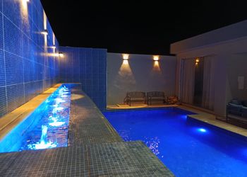 شاليه بجلسة خارجية ومسبح