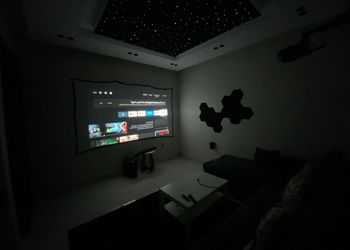 شقة انيقة بغرفة نوم و غرفة سينما