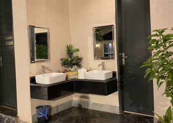 شاليه بجلسة تطل على مسبح خارجي 
