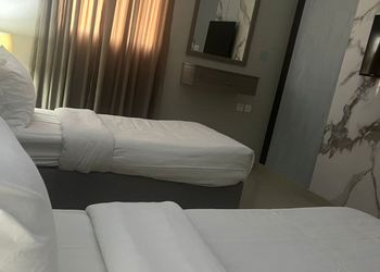غرفة بسريرين مفردة وأثاث مريح