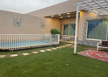 شاليه بجلسة خارجية ومسبح خارجي