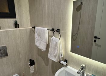 استديو بسرير ماستر وجلسة جانبية
