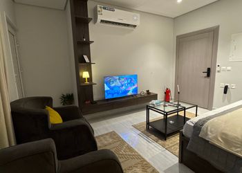 استديو بأثاث مريح وبسيط 