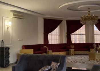 شاليه بجلسة خارجية ومسطح اخضر