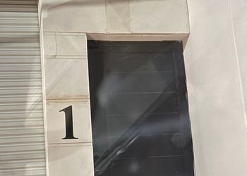 شفة ارضية فاخر بمدخل وكراج مستقل