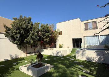 شاليه بمسطح اخضر وجلسة خارجية