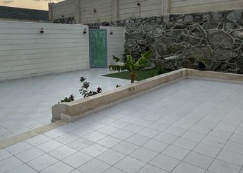شالية واسع بمجلس ومسبح خارجي
