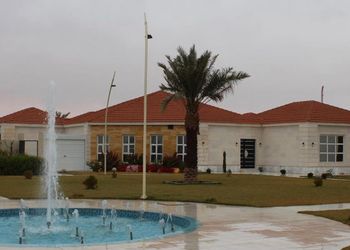 استراحه بمسطح اخضر وجلسة خارجية