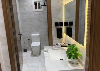 شقة بصالة و غرفتين نوم ومطبخ 