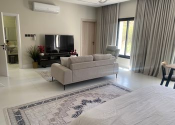 استديو بسرير مريح وتصميم هادئ 