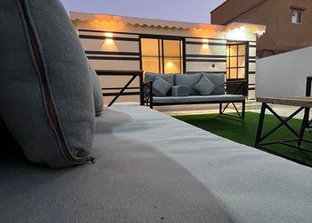 شاليه بجلسة خارجية ومسطح اخضر