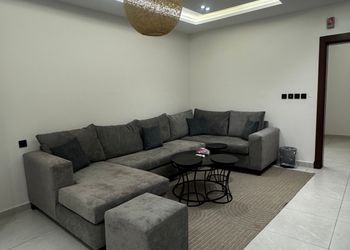 شقة بصالة مريحة ودخول ذاتي 