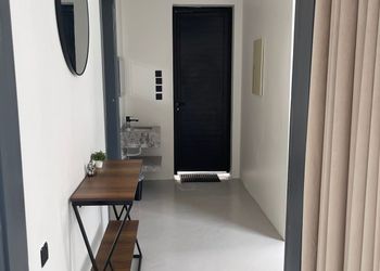 شاليه بمسطح اخضر وجلسة خارجية 