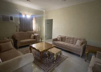 شقة بصالة جلوس وغرف نوم
