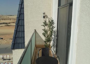 شقة بغرفتين نوم وصالة ومجلس