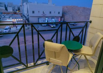 شقة فاخرة بصالة أنيقة ومريحة 