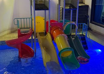 شاليه بجلسة خارجية ومسطح اخضر