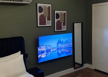 استديو بأثاث مريح وبسيط 